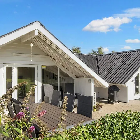 8 Person In Hejls-by Traum