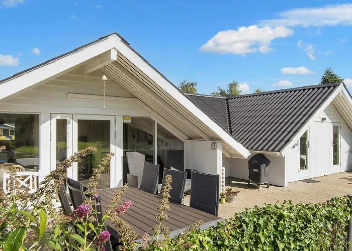 8 Person In Hejls-by Traum